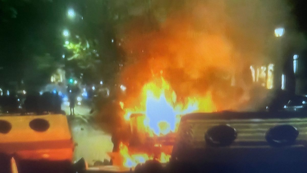 Manifestazione Pro Pal a Roma, auto in fiamme e guerriglia urbana. Macchina della polizia assaltata