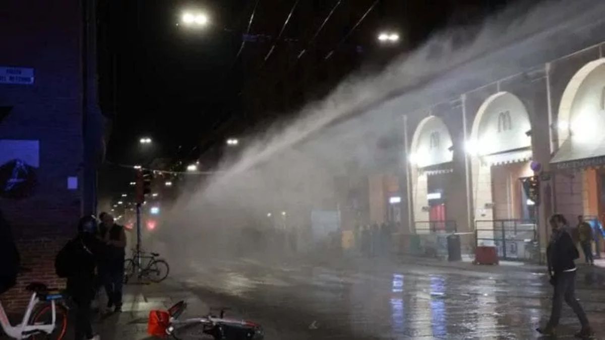 Corteo Pro Pal non autorizzato, scontri tra manifestanti e polizia: tensione a Torino e Bologna
