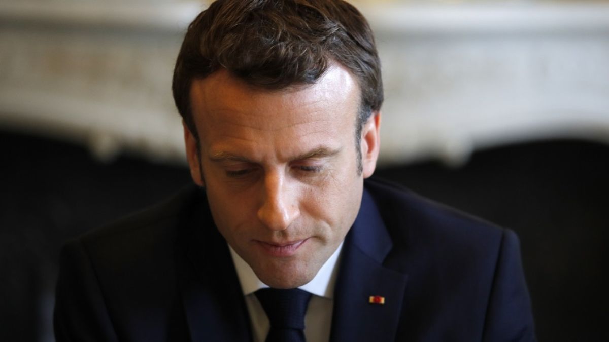 “Dimissioni, ora basta”. Macron nella bufera, è caos in Francia: cosa sta succedendo