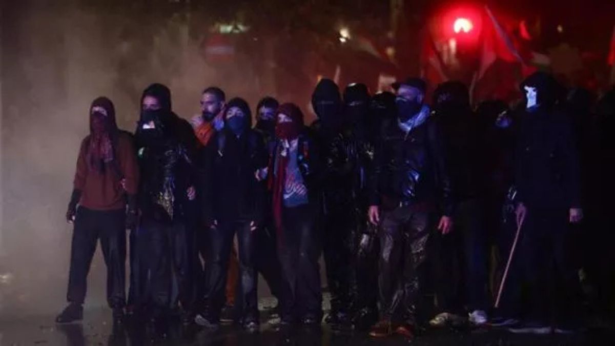Idranti e lacrimogeni, violenze nelle strade in Italia: scontri con la polizia, altissima tensione Idranti e lacrimogeni, violenze nelle strade in Italia: scontri con la polizia, altissima tensione