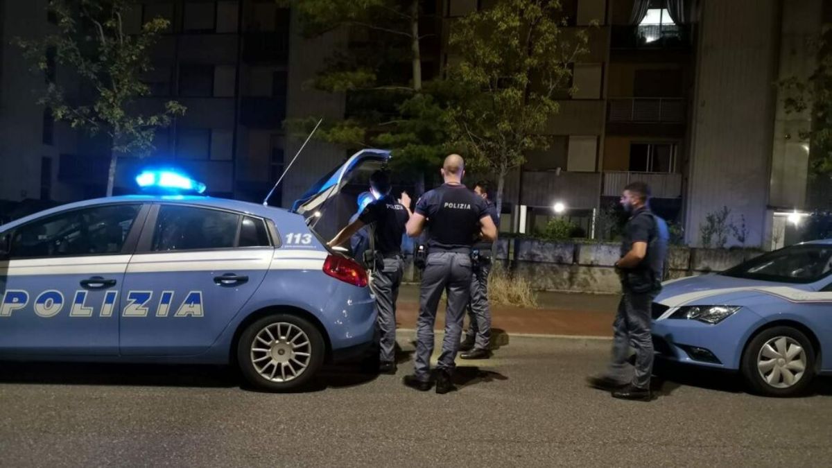 Femminicidio in Italia, trascinata in balcone e uccisa sotto gli occhi dei vicini: dramma a Milano