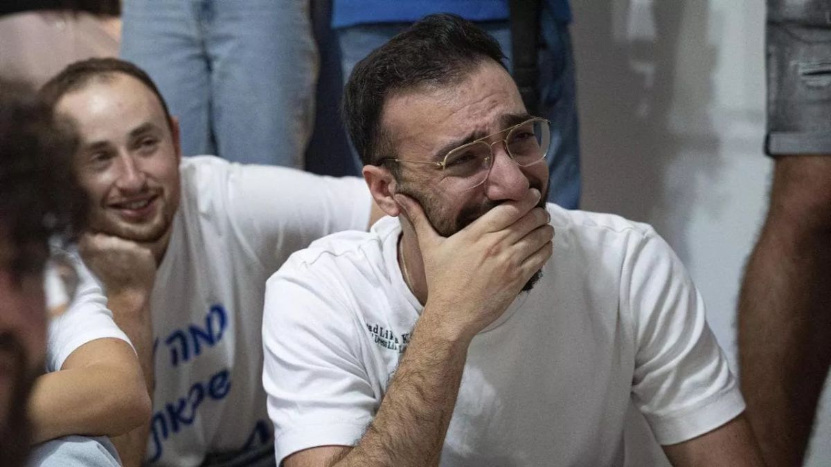 “Chiusi in gabbia e picchiati, senza sapere nulla”. Ostaggi, il racconto shock di due anni di orrori “Chiusi in gabbia e picchiati, senza sapere nulla”. Ostaggi, il racconto shock di due anni di orrori