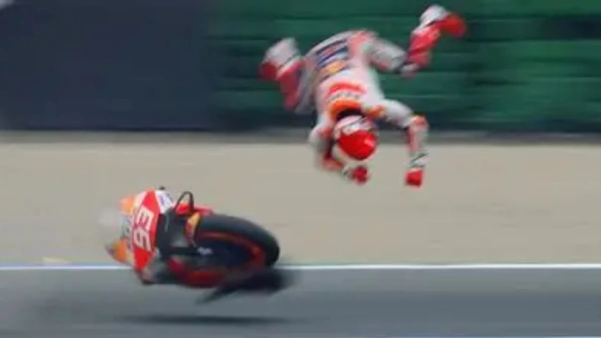MotoGP, volo tremendo per Marc Marquez: scena atroce!