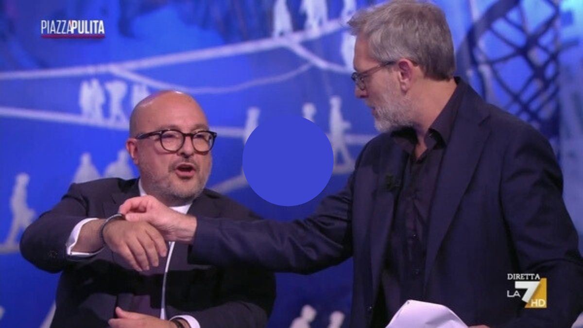 “Cosa diavolo c’è scritto sopra?”. Formigli e il braccialetto nero di Sangiuliano: quella frase sui comunisti… “Cosa diavolo c’è scritto sopra?”. Formigli e il braccialetto nero di Sangiuliano: quella frase sui comunisti…