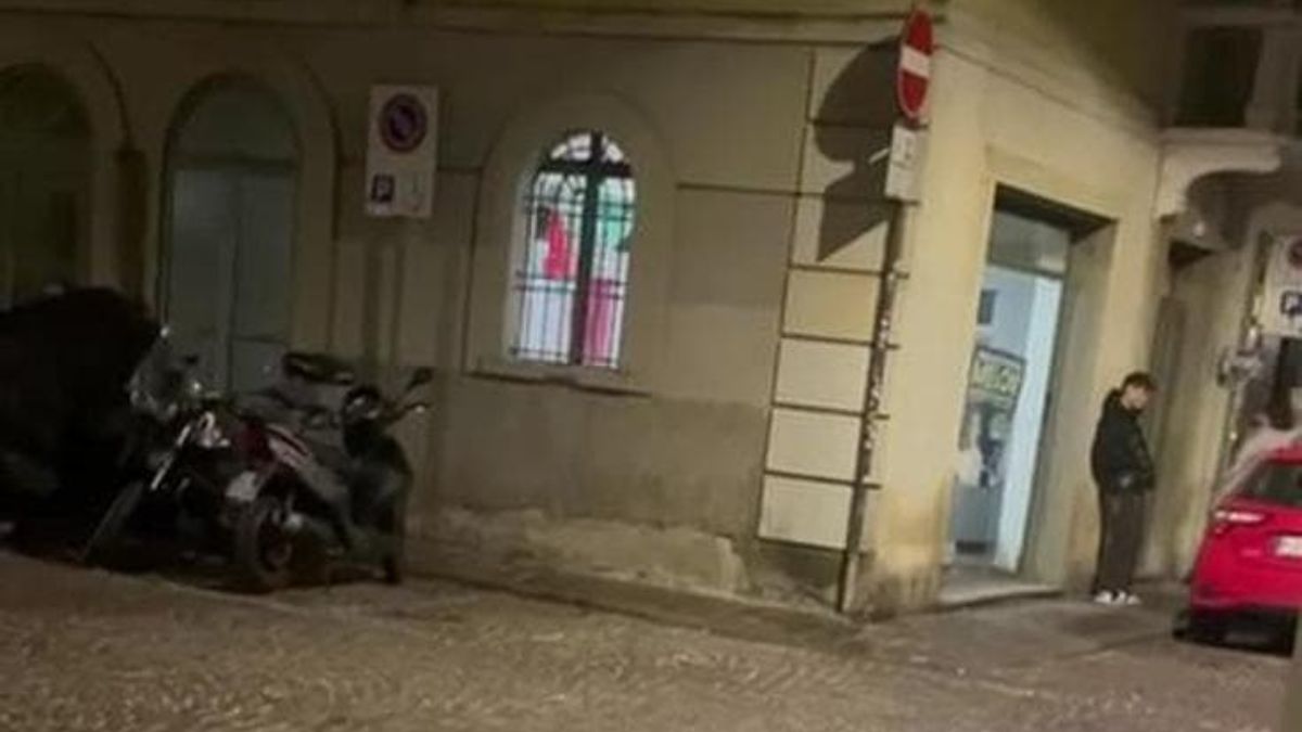 “Camicia nera trionferà”. Cori fascisti nella sede di Fratelli d’Italia, il Pd contro Meloni