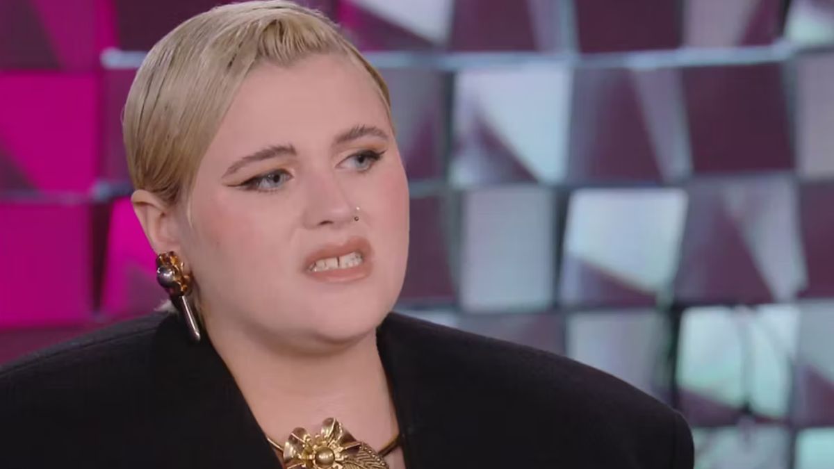 Lacrime in diretta per la giovane cantante italiana: “Biopsia al collo”. La notizia è atroce