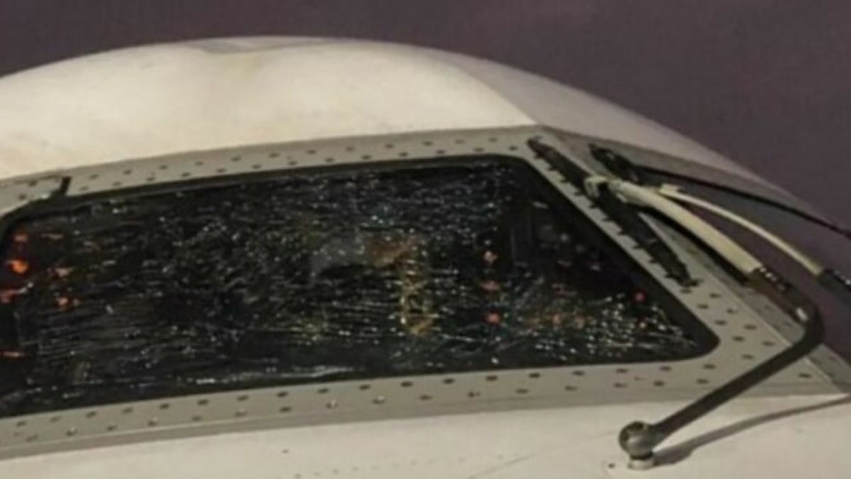 Grossa crepa rompe il parabrezza dell’aereo: panico sul volo della Nazionale di calcio