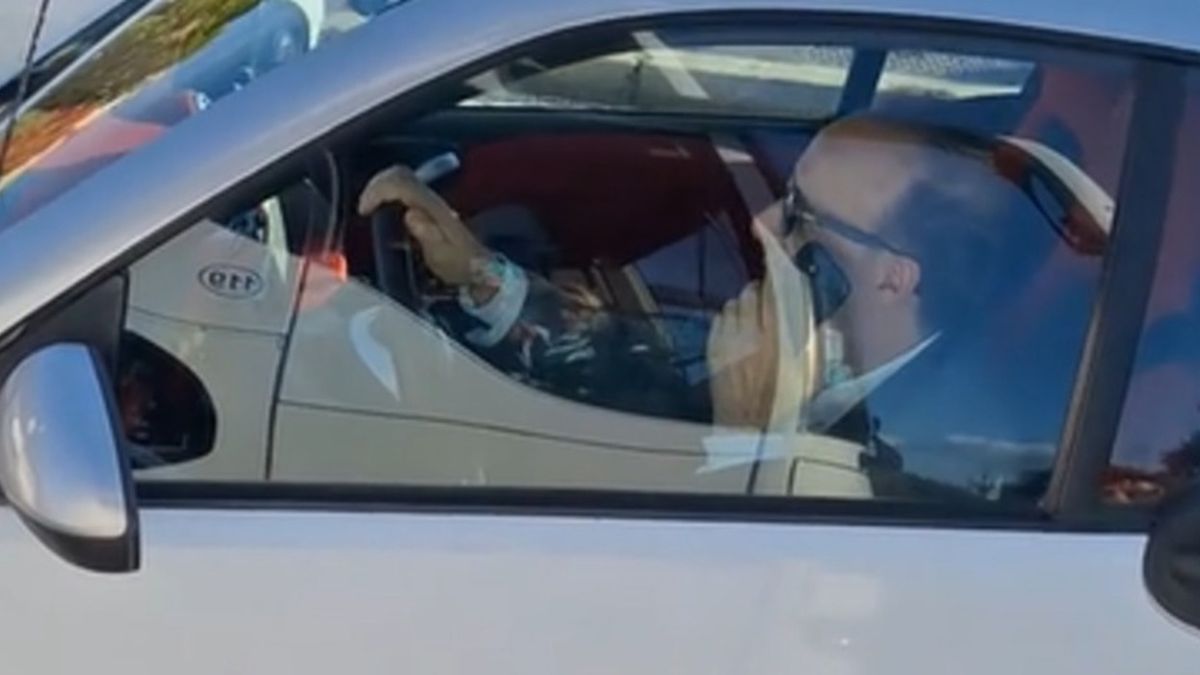 roberto benigni guida per le strade di roma senza cintura e al telefono 200 polemica fategli la multa
