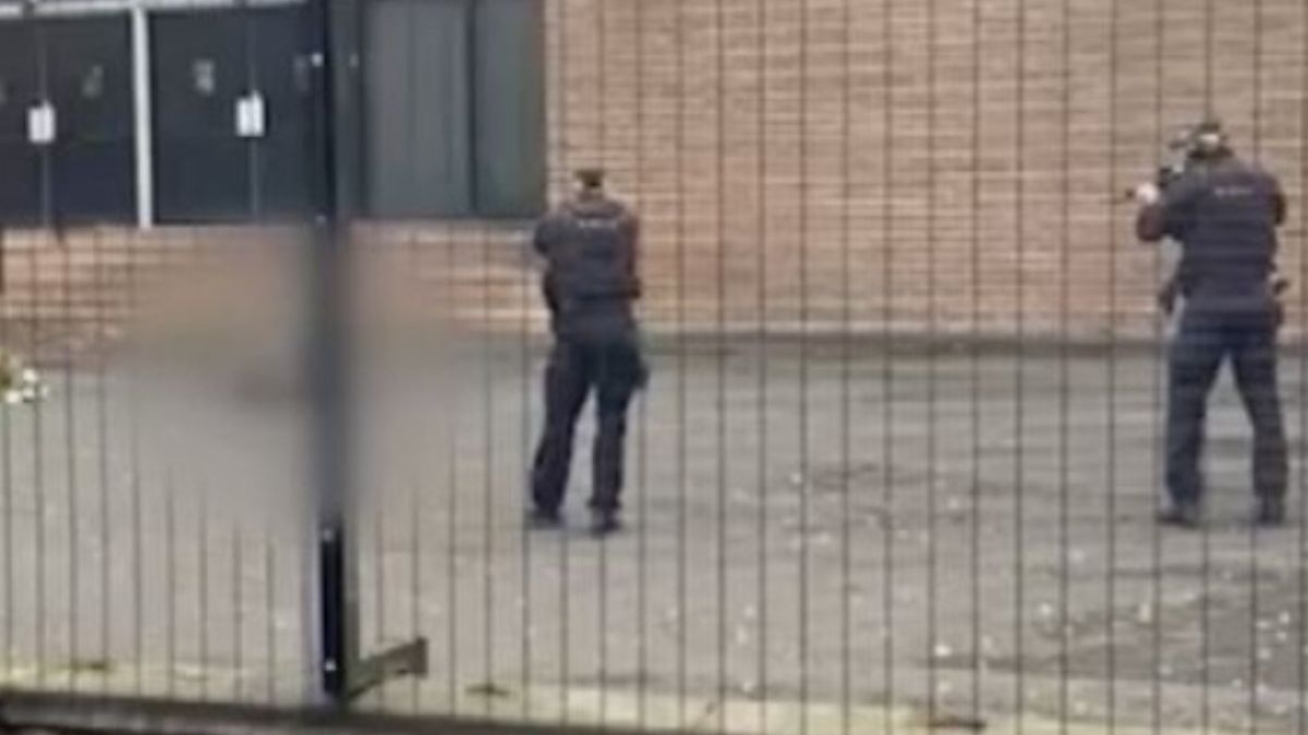 Attacco alla sinagoga di Manchester, una delle vittime uccisa dalla polizia: aperta un’inchiesta