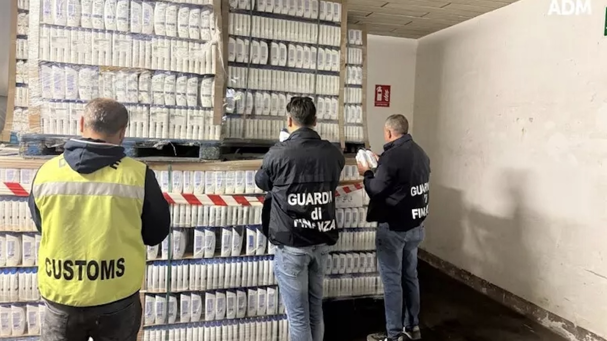 “Occhio a questi shampoo e deodoranti”. Maxi sequestro, tutti contraffatti: come riconoscerli. Attenzione