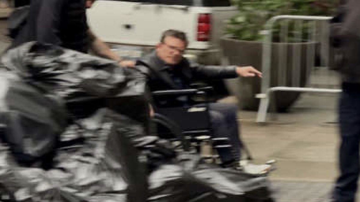 Il grande attore beccato così, in sedia a rotelle per la città: “Ti amiamo!” Il grande attore beccato così, in sedia a rotelle per la città: “Ti amiamo!”