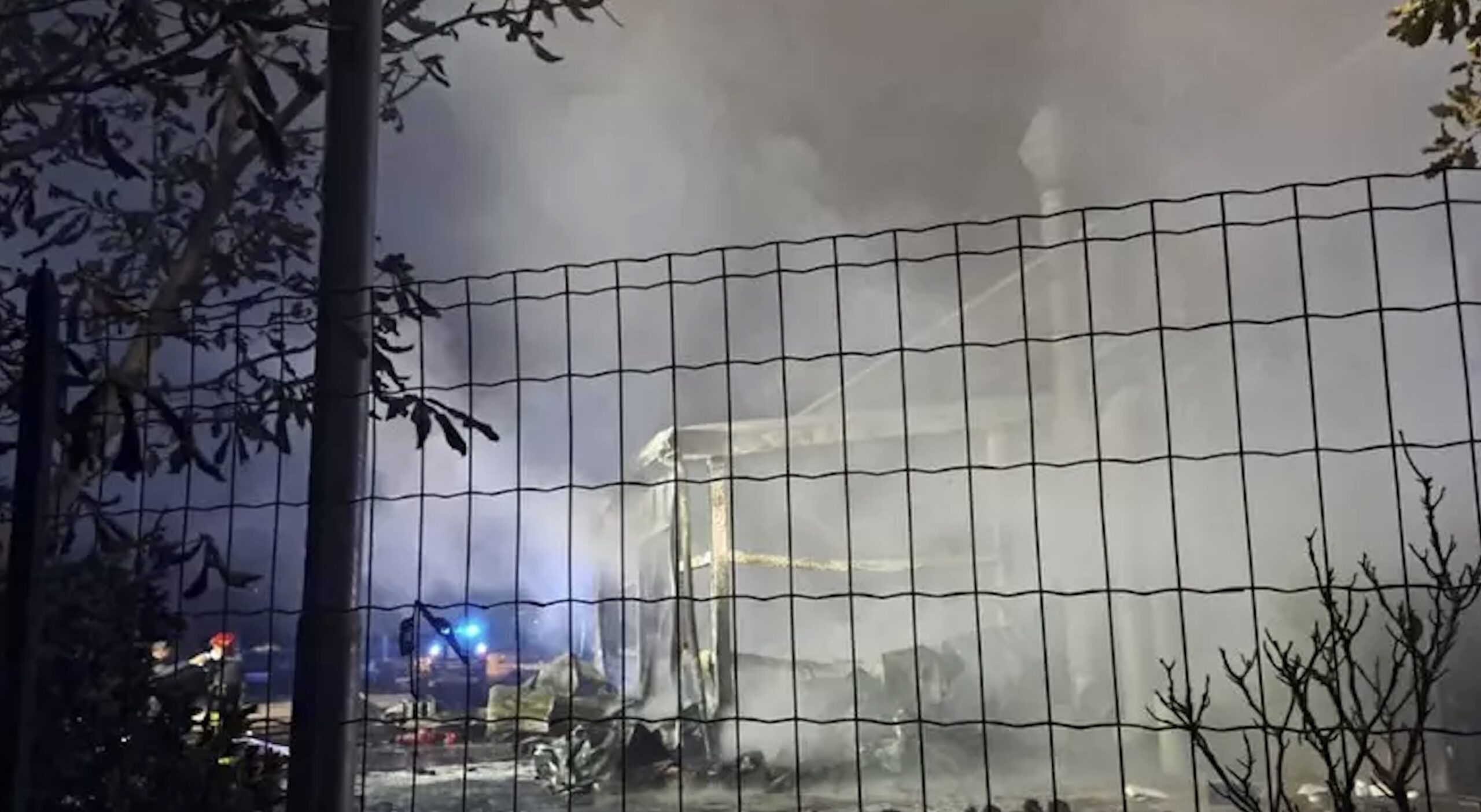 Terrore in Italia, maxi incendio: vigili del fuoco sul posto. Tutto distrutto, gravissimo Terrore in Italia, maxi incendio: vigili del fuoco sul posto. Tutto distrutto, gravissimo
