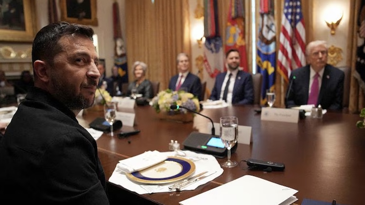 Trump Zelensky, gelo durante l’incontro ufficiale: la cravatta ‘sospetta’ fa discutere Trump Zelensky, gelo durante l’incontro ufficiale: la cravatta ‘sospetta’ fa discutere