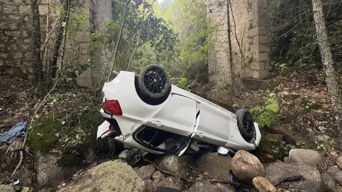 Italia, incidente terribile: auto con cinque giovani cade da un ponte. Tragedia Italia, incidente terribile: auto con cinque giovani cade da un ponte. Tragedia