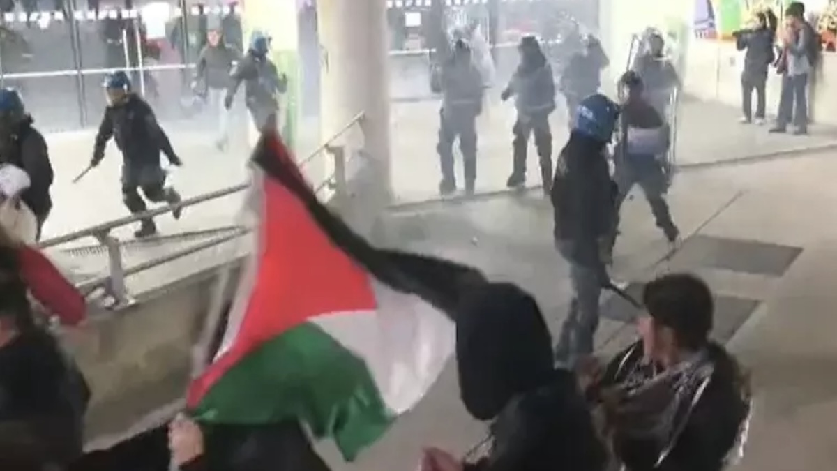 Tensione a Torino, ProPal a Porta Susa: lanci di sassi e bottiglie e cariche della polizia Tensione a Torino, ProPal a Porta Susa: lanci di sassi e bottiglie e cariche della polizia