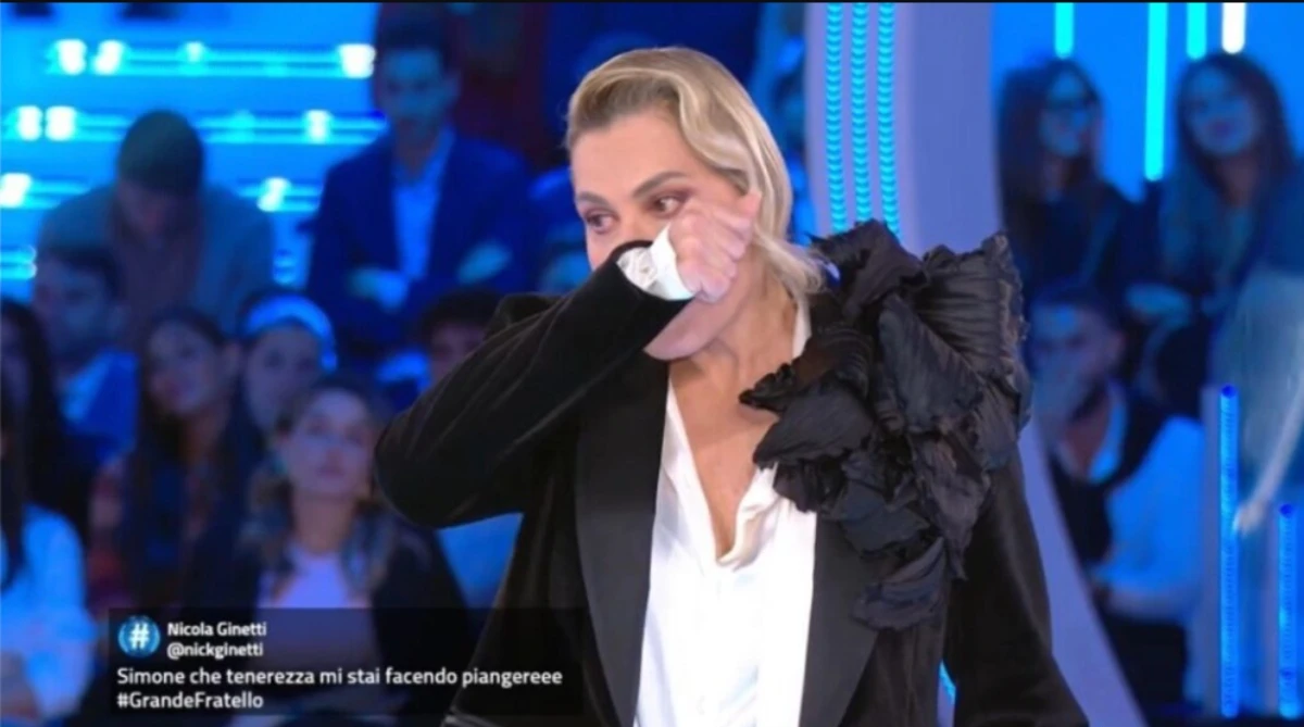 Simona Ventura durante la puntata del Grande Fratello