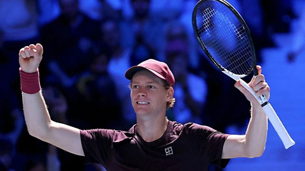 Jannik Sinner durante un match nel 2025