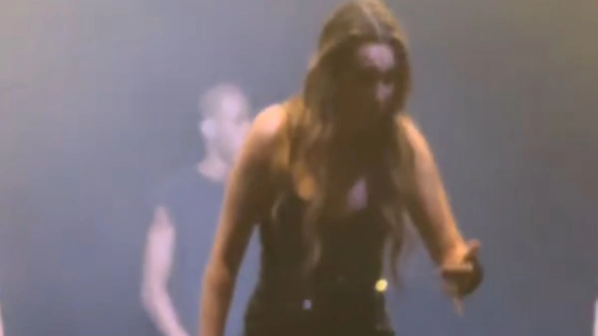 “Fermatevi subito”. Concerto interrotto a Roma, la reazione di Sarah Toscano conquista il pubblico “Fermatevi subito”. Concerto interrotto a Roma, la reazione di Sarah Toscano conquista il pubblico