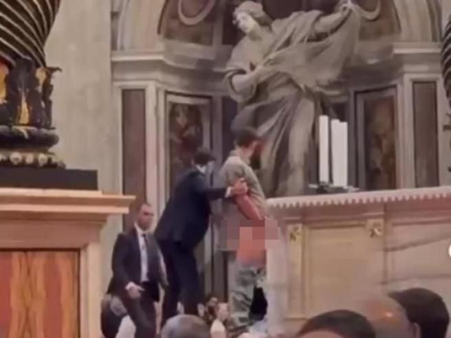 Fedeli e forze dell'ordine nella Basilica di San Pietro
