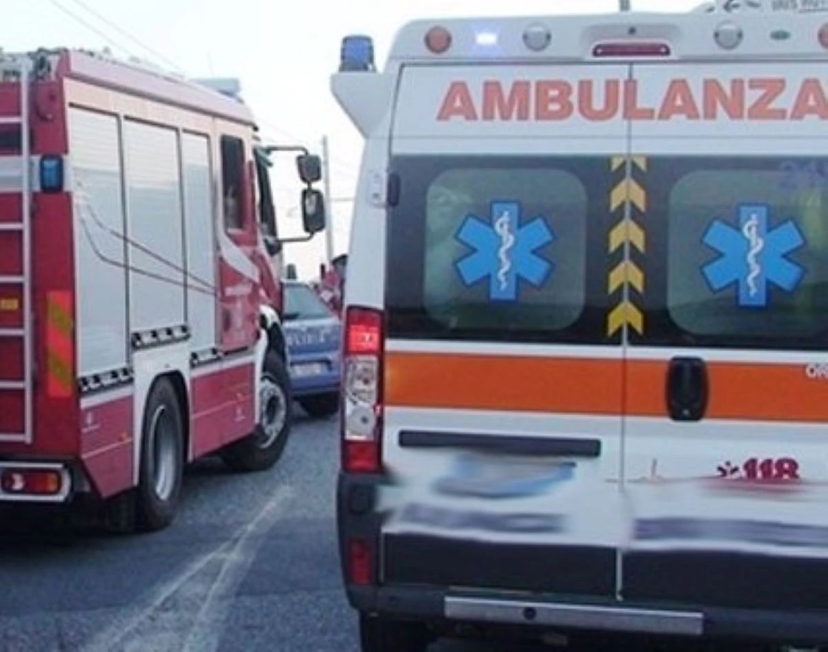 Vigili del fuoco e ambulanza al cimitero di Piacenza
