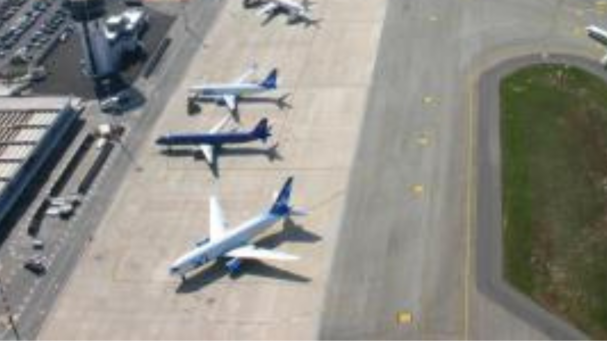 Aeroporto bloccato per due ore: stop ai voli per avvistamenti di droni Aeroporto bloccato per due ore: stop ai voli per avvistamenti di droni