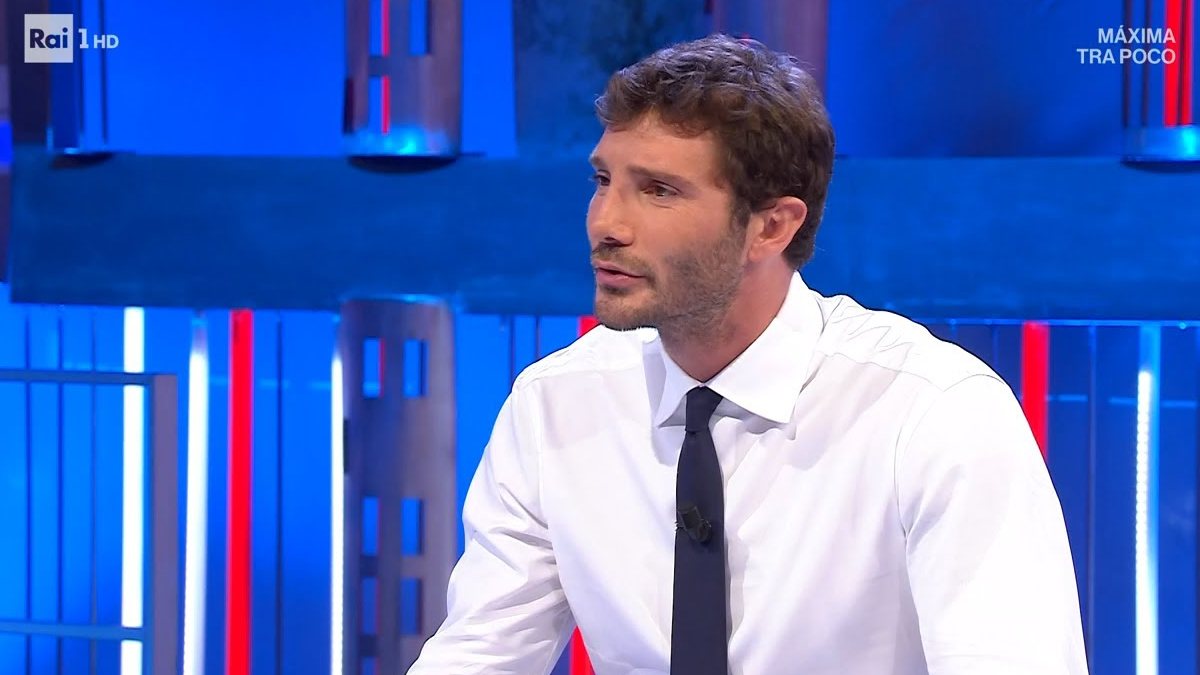 “Gli ha sputato addosso!”. Affari tuoi, De Martino perde il controllo. È successo tutto in diretta “Gli ha sputato addosso!”. Affari tuoi, De Martino perde il controllo. È successo tutto in diretta