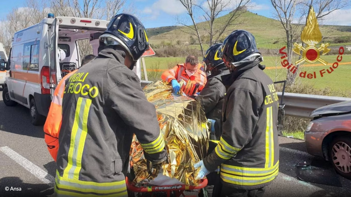 Donna travolta sulla statale: il conducente la travolge e poi fugge Donna travolta sulla statale: il conducente la travolge e poi fugge