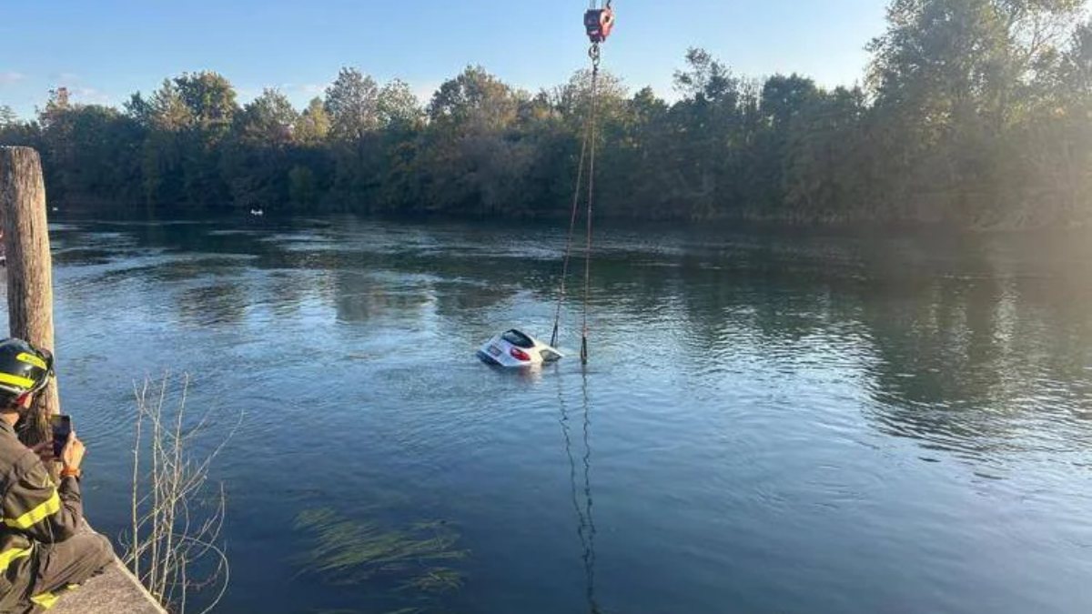 Italia, auto recuperata dal fiume: “Chi c’era dentro”. Terribile scoperta Italia, auto recuperata dal fiume: “Chi c’era dentro”. Terribile scoperta