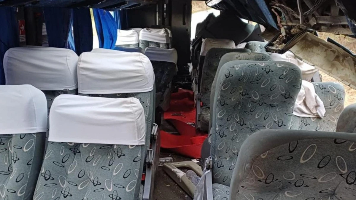 Bus pieno di turisti si ribalta, morti e feriti: incidente spaventoso Bus pieno di turisti si ribalta, morti e feriti: incidente spaventoso