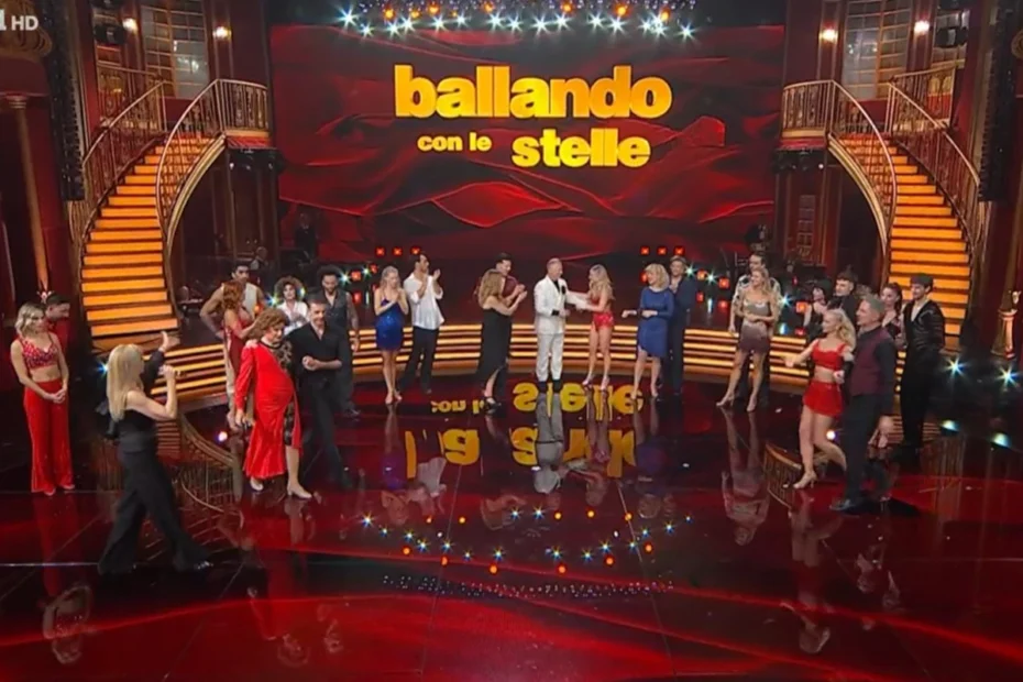 La squadra di Ballando con le Stelle riunita sul palco
