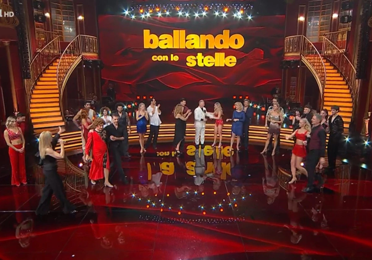 La squadra di Ballando con le Stelle riunita sul palco
