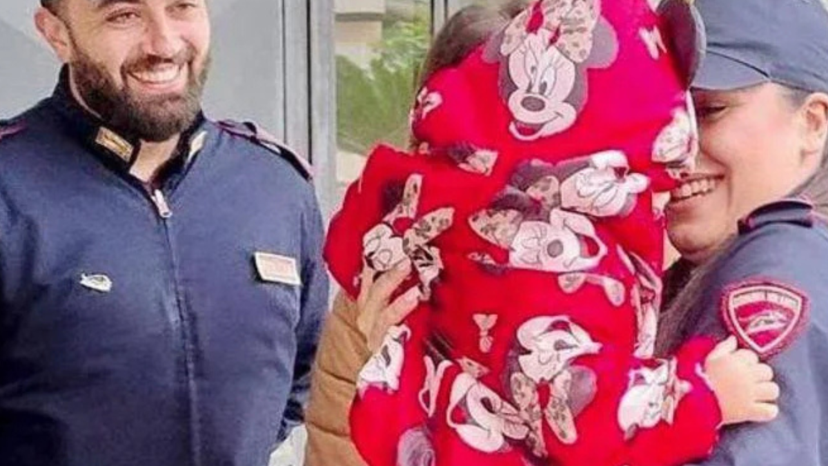 Roma, bimba di 14 mesi rischia di soffocare: salvata da due agenti, il post di Giorgia Meloni Roma, bimba di 14 mesi rischia di soffocare: salvata da due agenti, il post di Giorgia Meloni