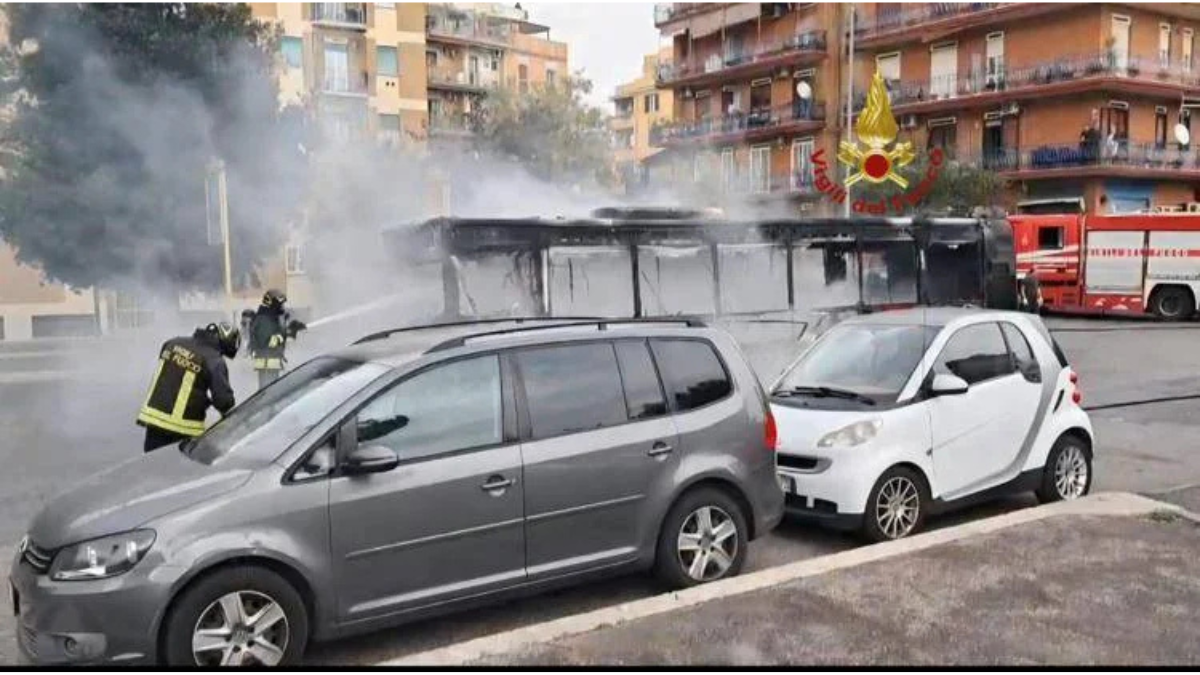 Rogo improvviso, bus in fiamme in piena città: cosa succede Rogo improvviso, bus in fiamme in piena città: cosa succede