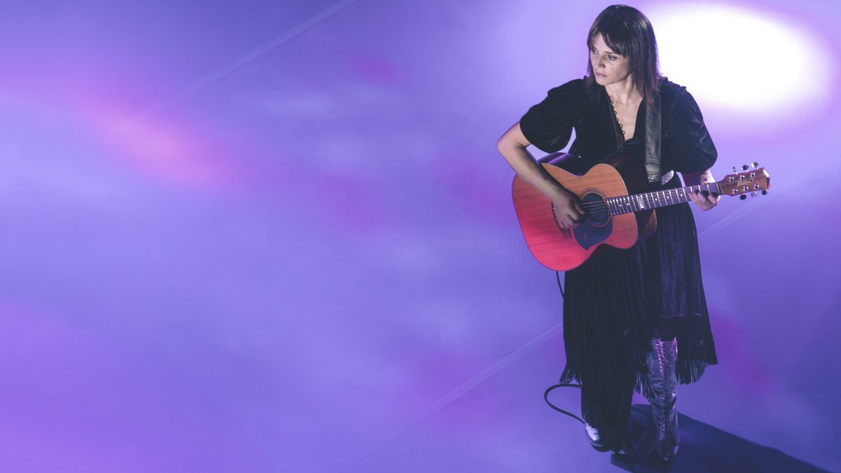 Dopo Elisa, anche un’altra cantante italiana famosa si espone: “Sbrigatevi, la gente muore”