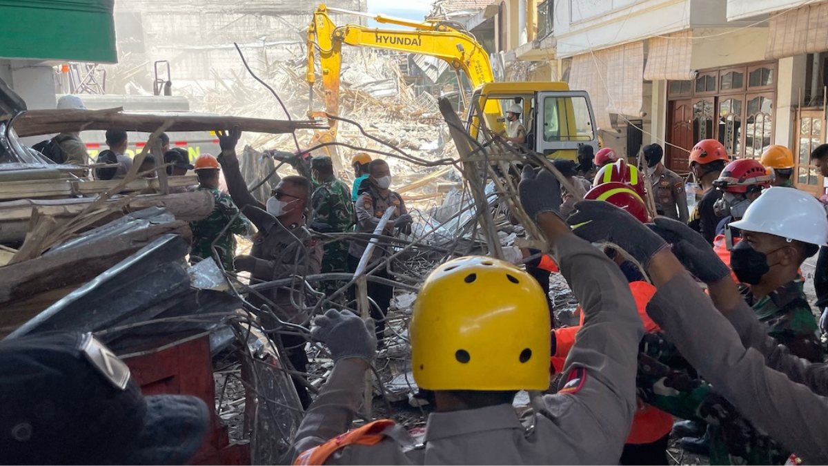 Crolla una scuola, 37 morti e decine di dispersi