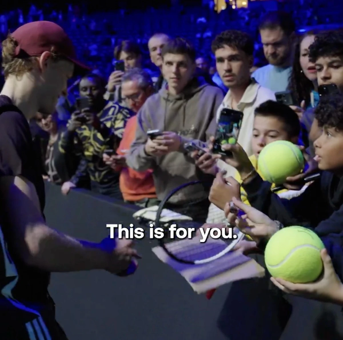 Jannik Sinner consegna la racchetta al giovane tifoso dopo il match