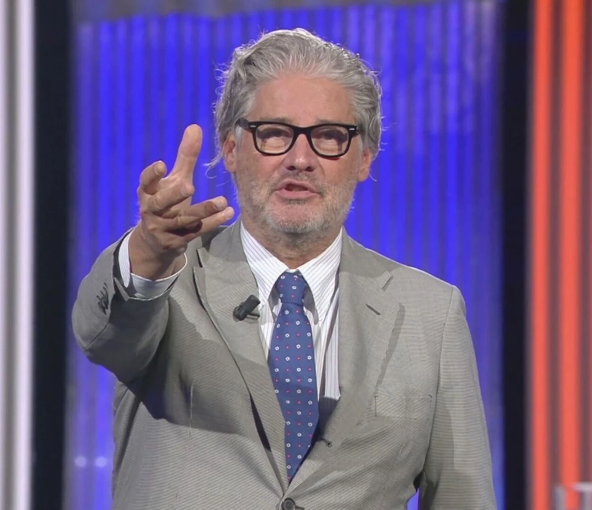Paolo Del Debbio durante una puntata di Dritto e Rovescio