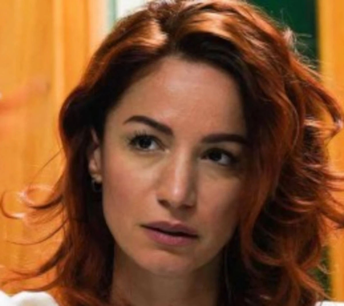 Andrea Delogu in un momento di riflessione