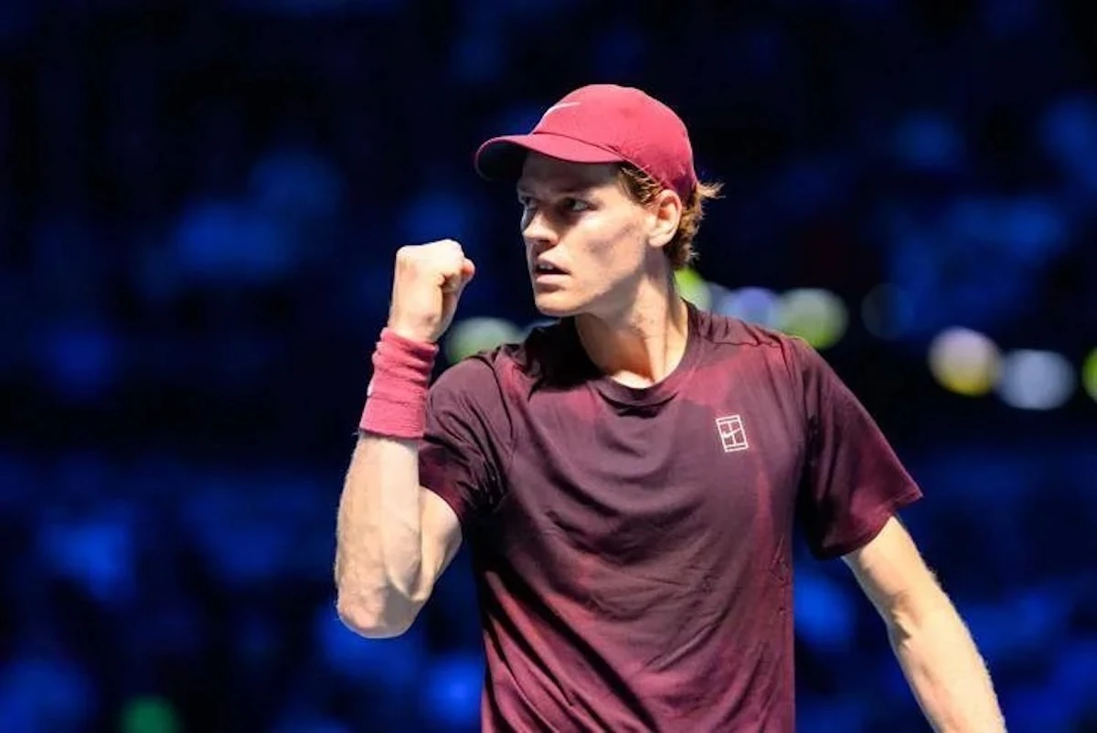 Jannik Sinner durante il match al Masters 1000 di Parigi