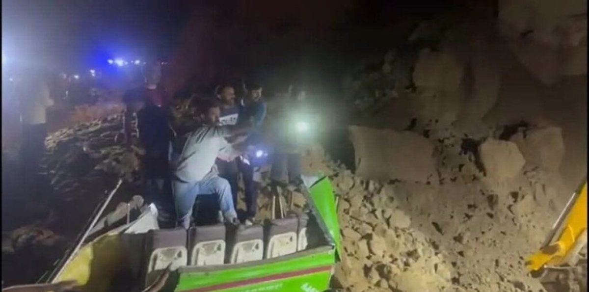 “È caduta un’intera montagna”. Frana mostruosa travolge autobus: è strage “È caduta un’intera montagna”. Frana mostruosa travolge autobus: è strage