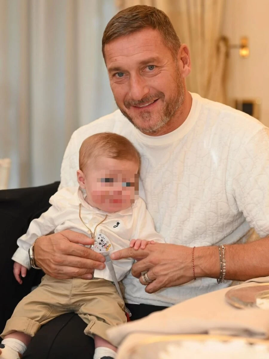 Francesco Totti tiene in braccio il piccolo Diego durante la festa