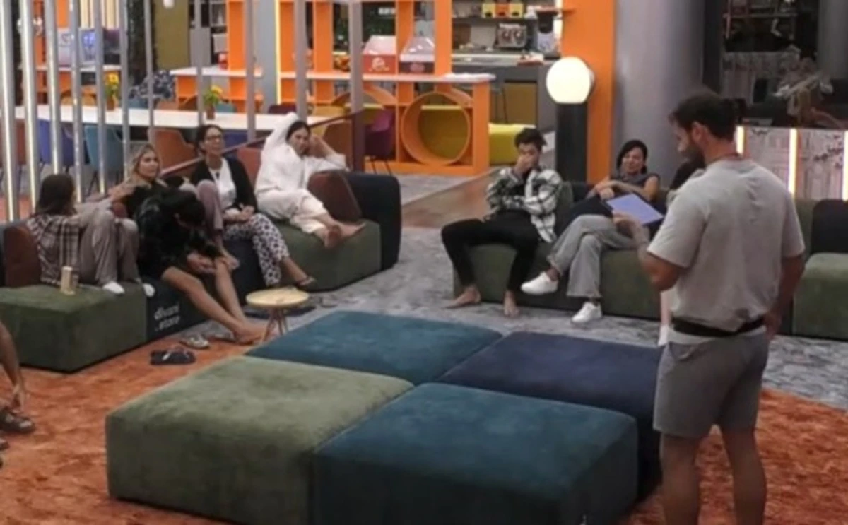 Concorrenti del Grande Fratello durante la puntata