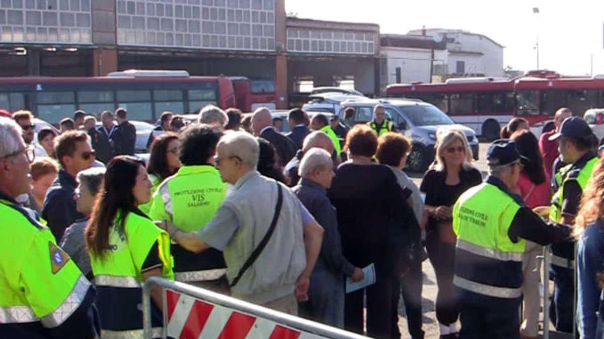 campi flegrei aperta una nuova faglia il suolo si solleva il doppio 5 e 6 novembre prove di evacuazione da napoli da Thesocialpost.it campi flegrei aperta una nuova faglia il suolo si solleva il doppio 5 e 6 novembre prove di evacuazione da napoli