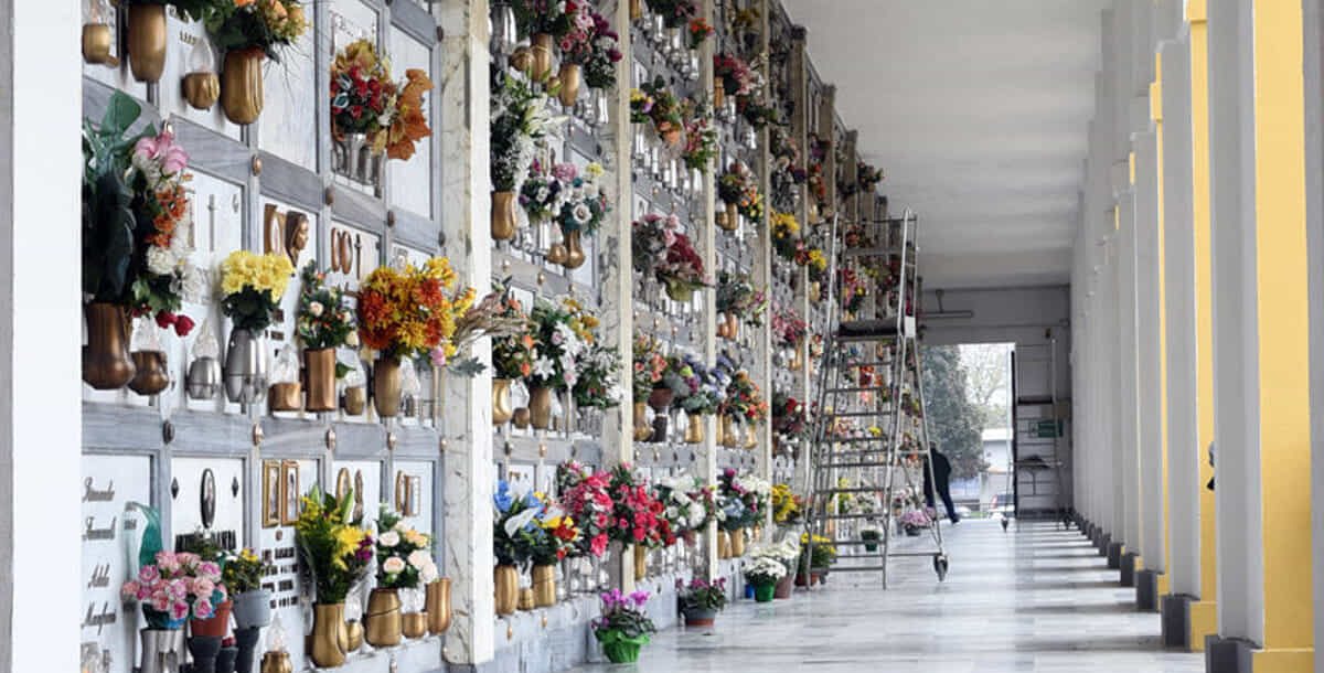 Va al cimitero e trova i resti della madre nella spazzatura: “L’ho riconosciuta così”. Terrificante