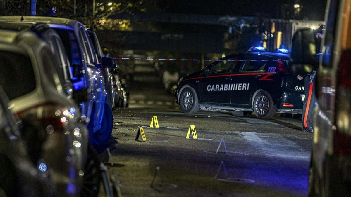 Italia, spari davanti al supermercato! Terrore tra i clienti Italia, spari davanti al supermercato! Terrore tra i clienti