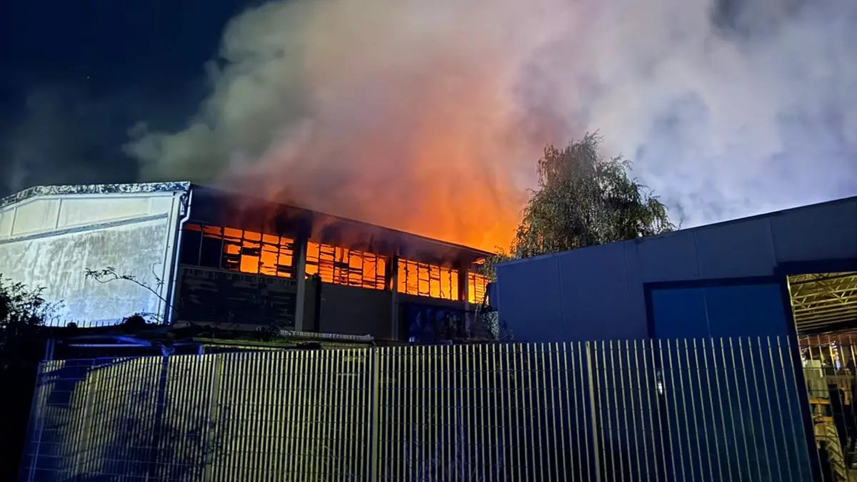 Italia, enorme incendio in un deposito. Fiamme altissime Italia, enorme incendio in un deposito. Fiamme altissime