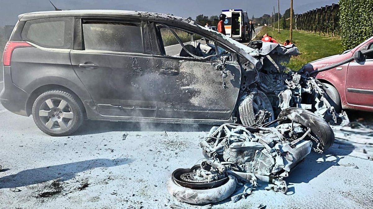 italia dramma sulla strada scontro terribile tra due auto e una moto morte in un attimo