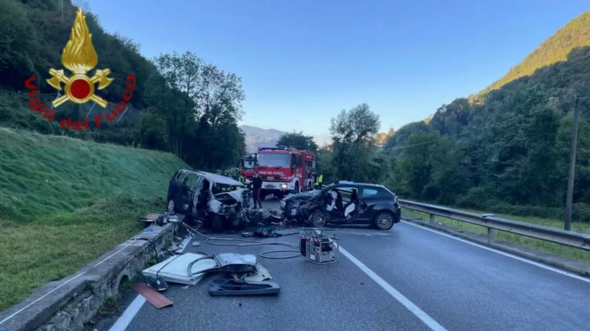 Schianto mostruoso all’alba: una vettura prende fuoco, ci sono vittime
