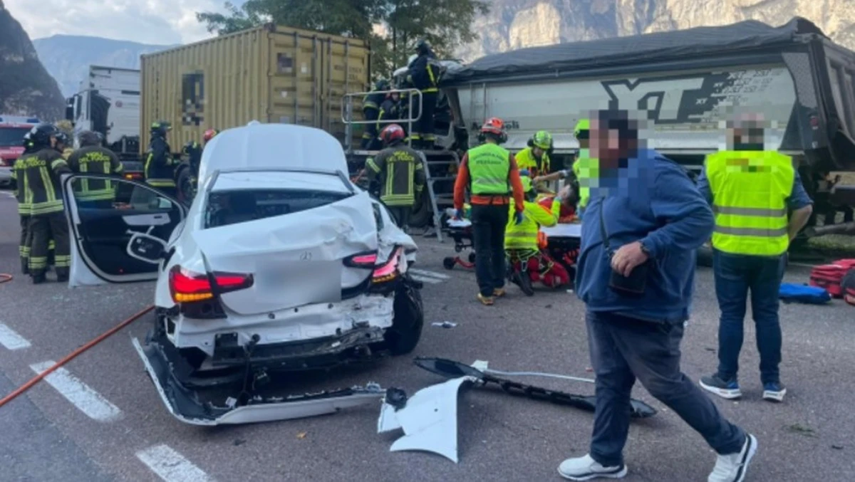 Statale chiusa dopo un terribile schianto: coinvolti due camion e un’auto, vigili del fuoco al lavoro tra le lamiere Statale chiusa dopo un terribile schianto: coinvolti due camion e un’auto, vigili del fuoco al lavoro tra le lamiere