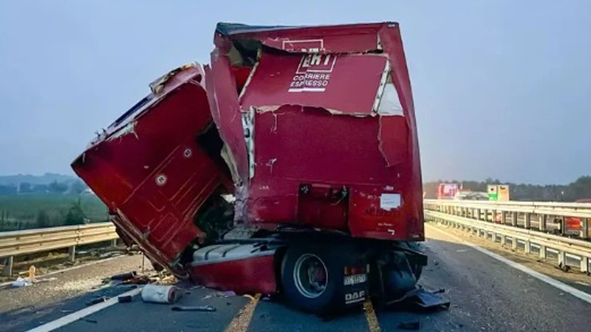 “Hanno chiuso l’autostrada”. Schianto mortale devastante: traffico in tilt, più mezzi coinvolti “Hanno chiuso l’autostrada”. Schianto mortale devastante: traffico in tilt, più mezzi coinvolti